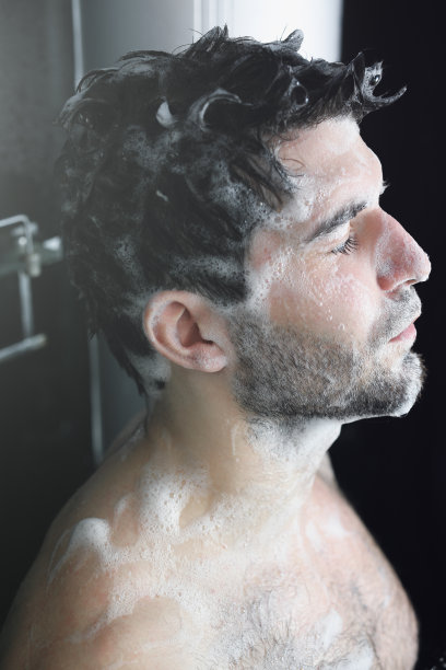 男人在洗头。图片下载