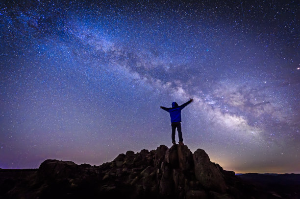 银河系下的人图片下载