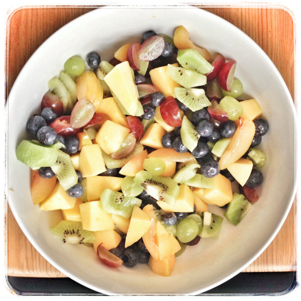 新鲜热带水果色拉李子葡萄猕猴桃芒果图片下载