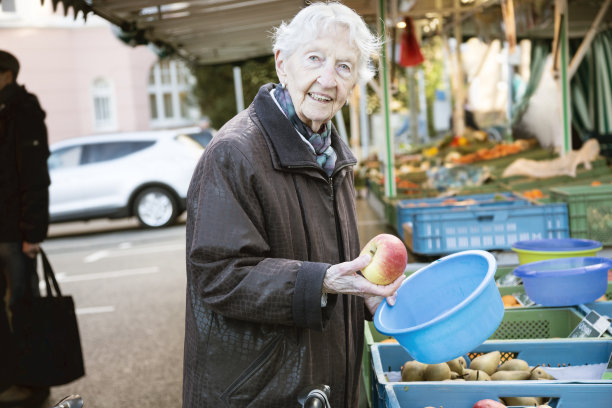 农贸市场上的成年买家图片下载