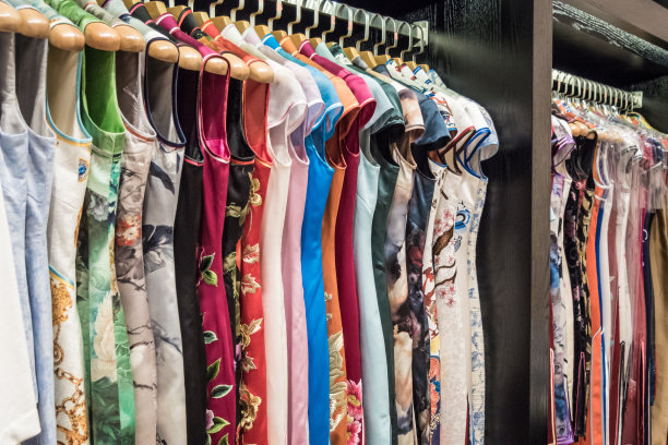 架子上的旗袍图片下载