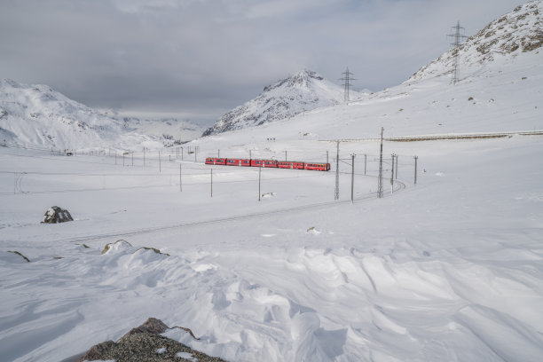 冬天，瑞士的伯尼娜快车图片下载