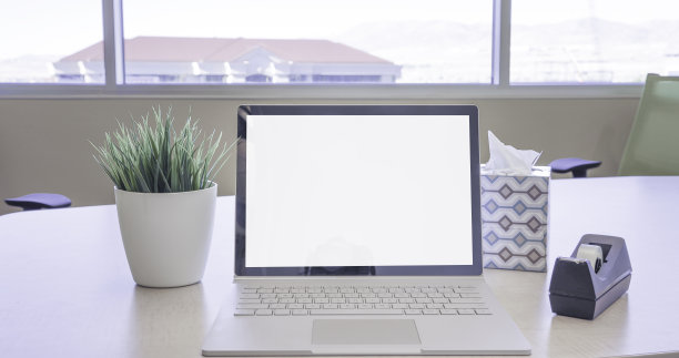 有笔记本电脑和空白屏幕的工作空间图片下载