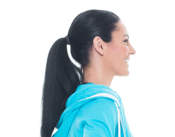 微笑的女运动员看向别处的头像图片下载