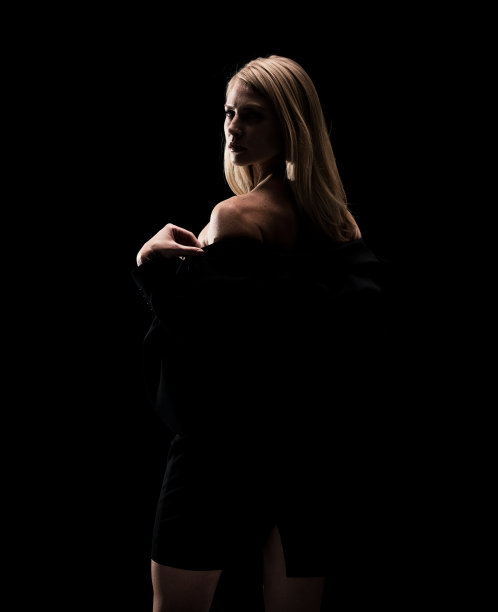 有魅力的女人看着镜头图片下载