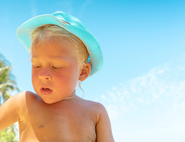 热带海滩上的小男孩图片下载