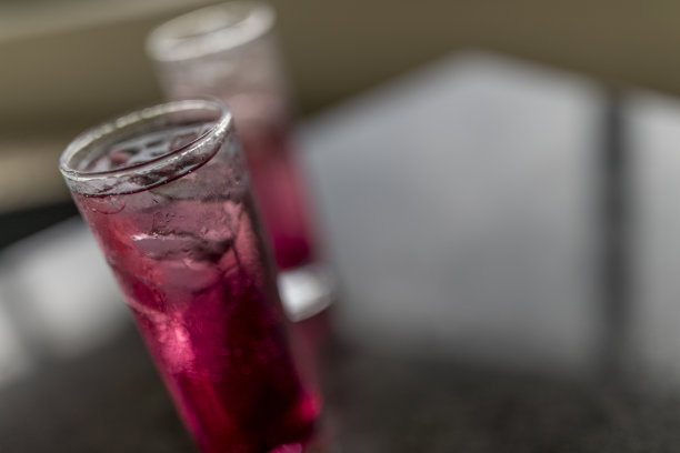 这是两杯亮粉色覆盆子鸡尾酒的特写镜头，在酒吧的露台上拍摄。图片下载
