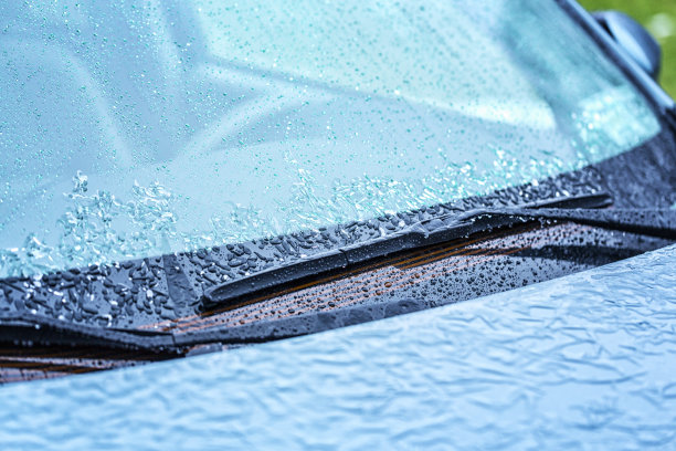 汽车挡风玻璃和雨刷上的冰雨图片下载