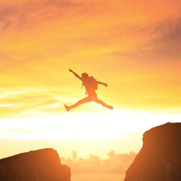 人在山上跳图片下载