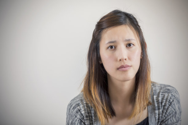 沮丧的亚洲女人的肖像图片下载