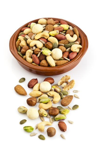 一碗白色背景的混合坚果图片下载