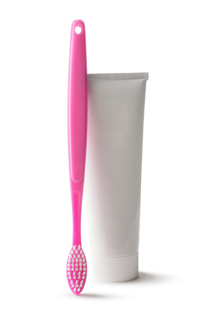 浴室:牙刷和牙膏隔离在白色背景图片下载