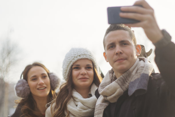年轻人图片下载
