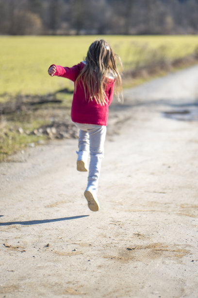利特尔快乐的女孩图片下载