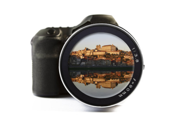 通过相机镜头看到的波尔图城市景观图片下载