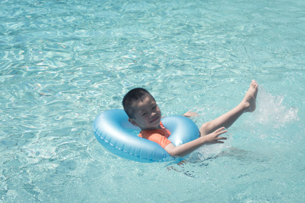 可爱的男孩在游泳池里玩图片下载