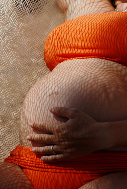 怀孕的女孩图片下载