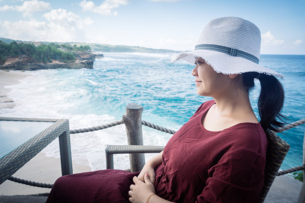 在度假中放松的美女图片下载