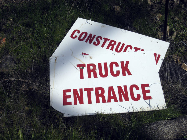 建筑区域卡车入口的标志。图片下载