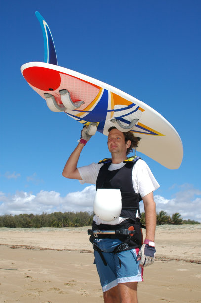 风帆和冲浪板在蓝天的海滩图片下载