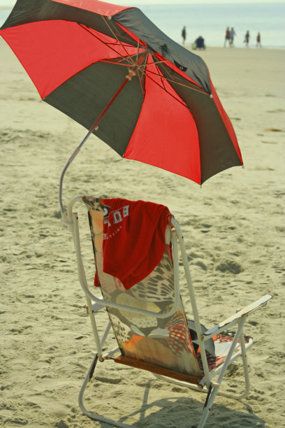 弯曲的沙滩遮阳伞图片下载