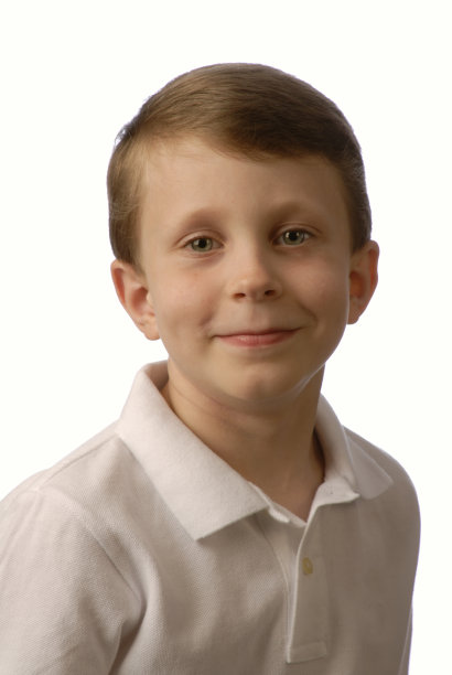 一个棕色头发的小男孩的肖像图片下载