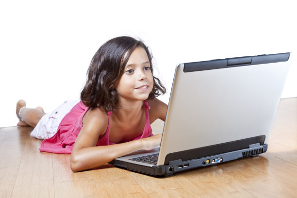 笔记本电脑的女孩图片下载