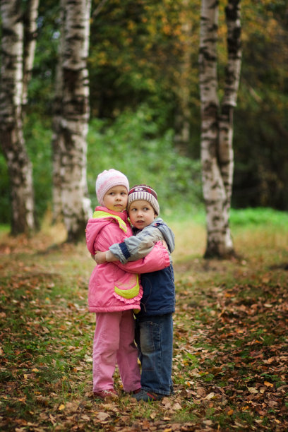 秋天森林里的孩子图片下载