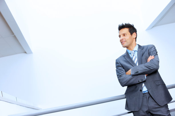 靠在栏杆上的商人图片下载