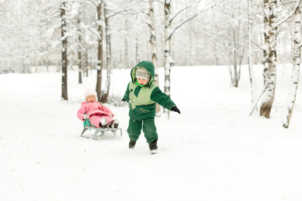冬季公园里的孩子们图片下载