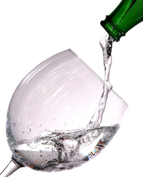 往玻璃杯里倒水图片下载