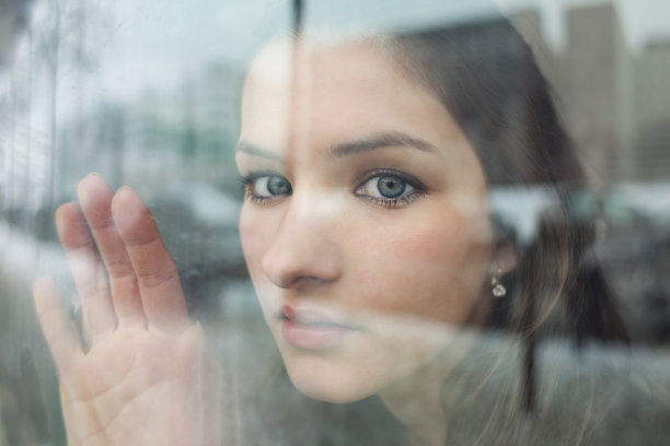 看着窗外的女孩图片下载