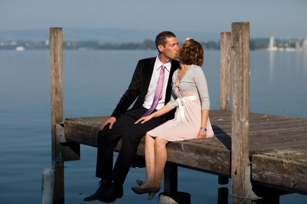 一对夫妇坐在码头上图片下载