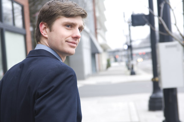 城市里的年轻商人图片下载