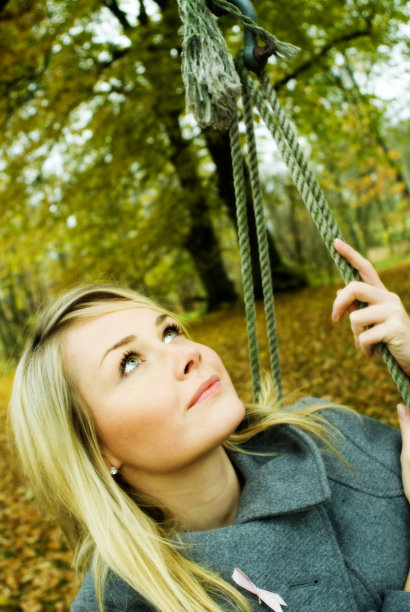 户外快乐女人的肖像图片下载