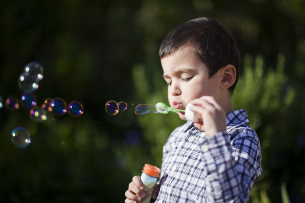 小男孩吹图片下载