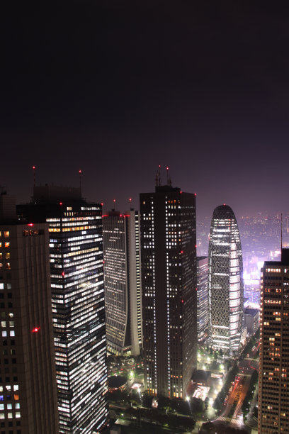 东京新宿摩天大楼区垂直夜图片下载