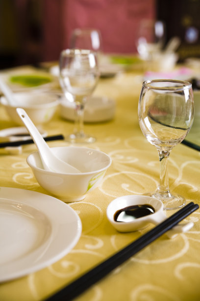 餐桌上图片下载