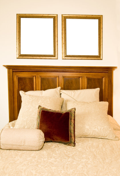 床上的两个空相框图片下载