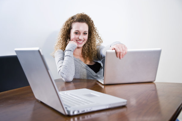 少女手提电脑图片下载