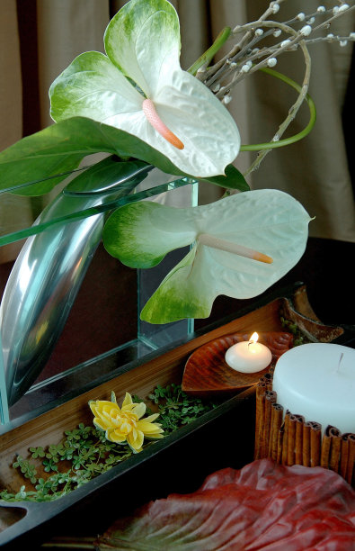 花瓶里有花，还有蜡烛图片下载