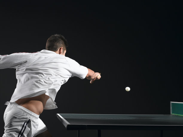 男人打乒乓球，侧视图图片下载