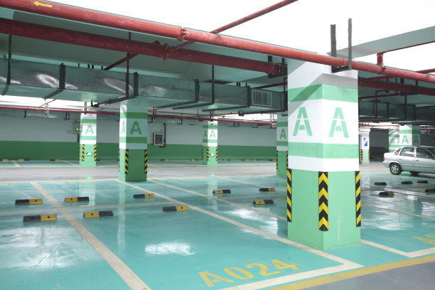 半空的地下车库或停车场图片下载