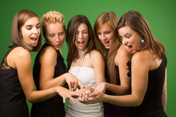 即将结婚的新娘，正在炫耀自己的戒指图片下载