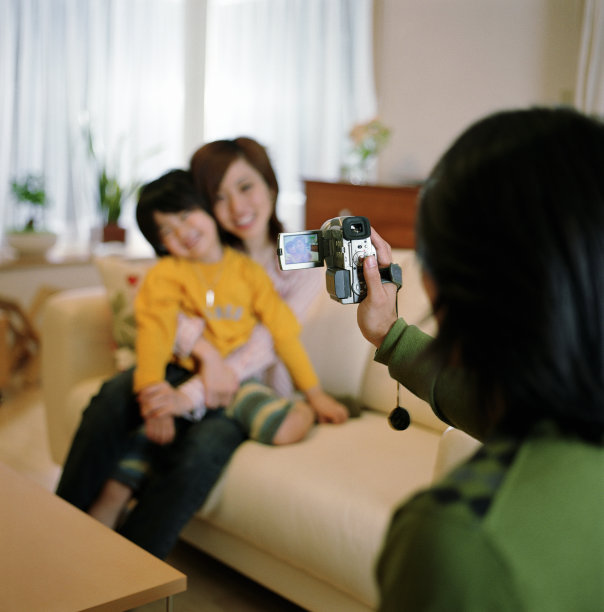 男人在沙发上拍摄女人和儿子(4-6)(集中图片下载