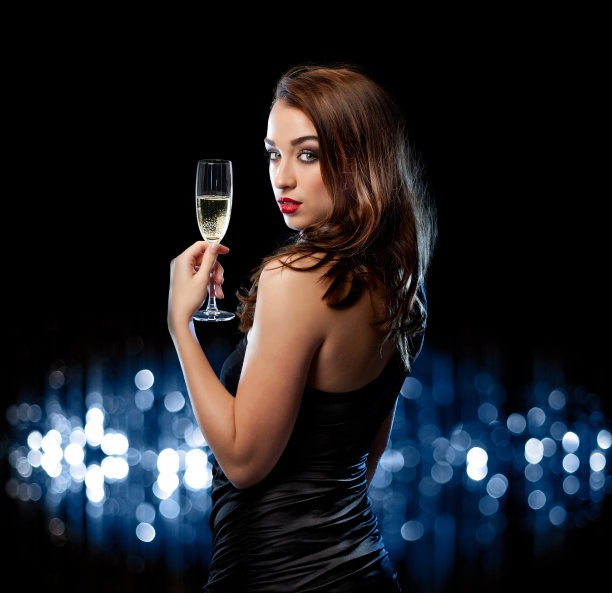 漂亮女人用香槟庆祝图片下载