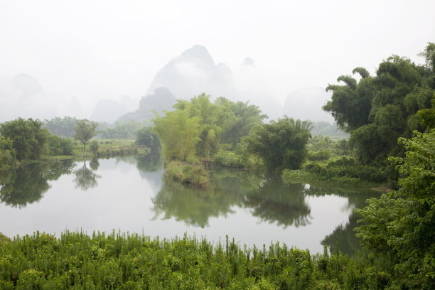 雾中的山峰和小山图片下载