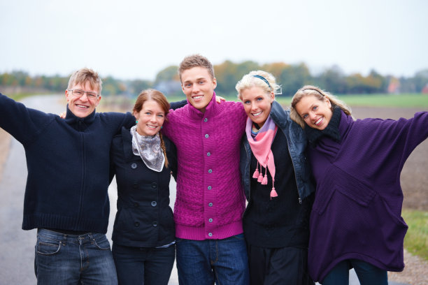 朋友站在一起图片下载