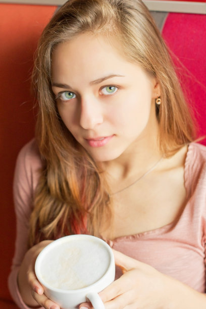 喝着咖啡的女孩图片下载