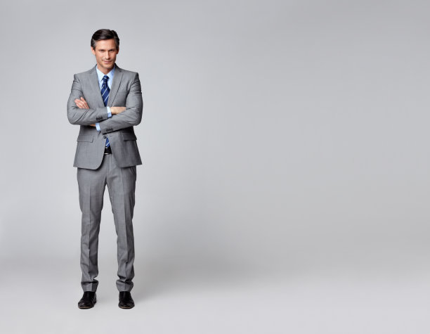 自信的商人双臂交叉图片下载